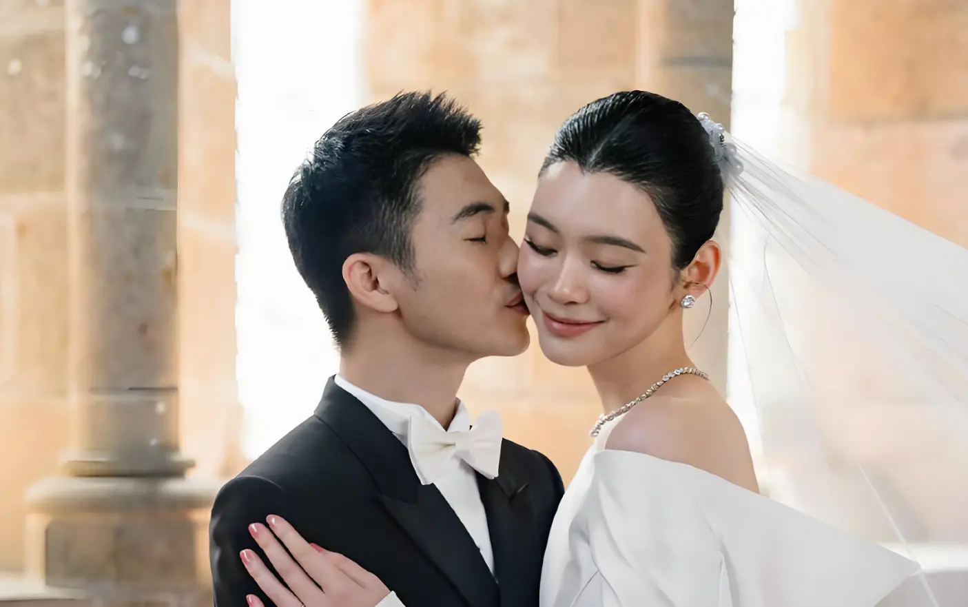 奚梦瑶何猷君法国补办婚礼，誓言卡泪痕破防