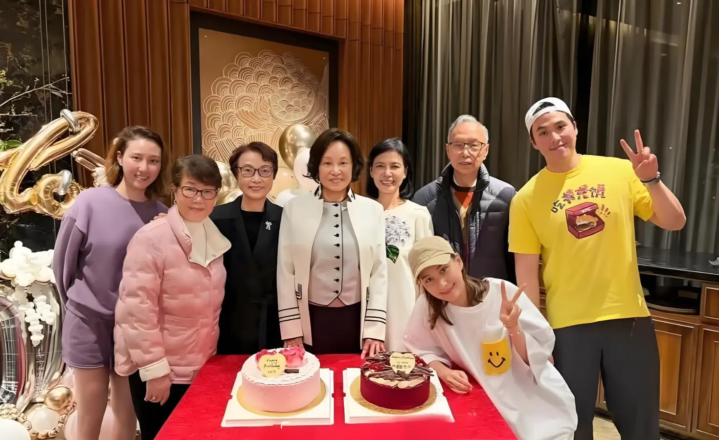 何超莲晒四口全家福！三太陈婉珍气色憔悴