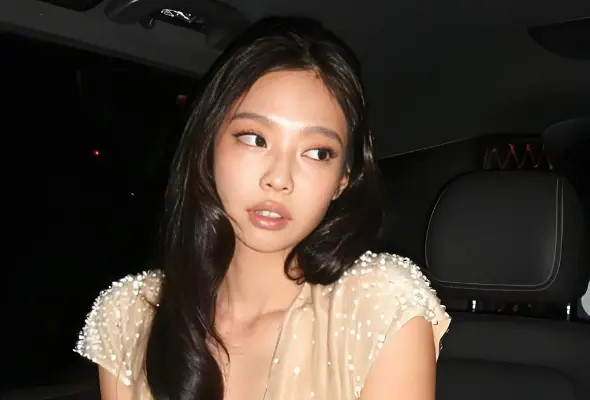男造型师碰了一下领口 韩网友吵翻了
