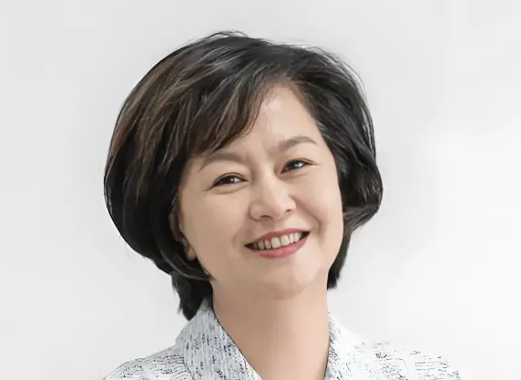 鞠萍退休当天还在台上表演，42年主持生涯藏着一个特批进央视的秘密