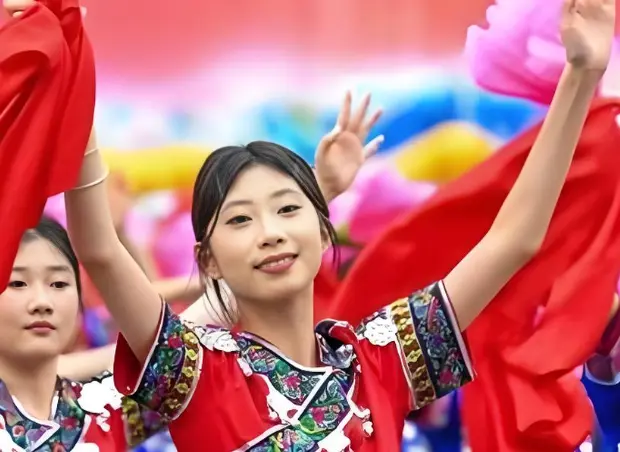 狮龙古脉，马奔新章：夏冰用六年时间把彭水踩花山节从山野唱响世界