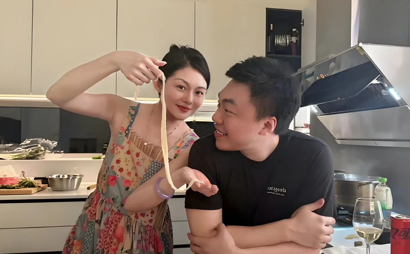 晚晚豪宅招待于正亲手做拉面，体态状态引热议