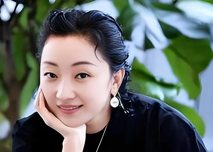 45岁张瑶近况曝光，两次逼婚拿下高富帅，丁克十几年过得自在