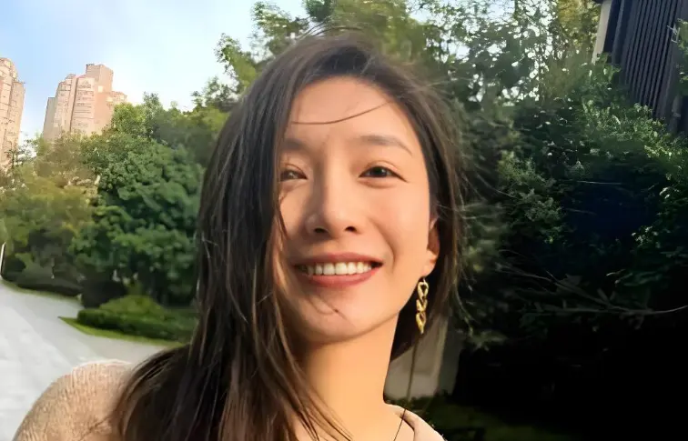 39岁江疏影外滩素颜被拍，没结婚没孩子，一个人在上海过得挺好