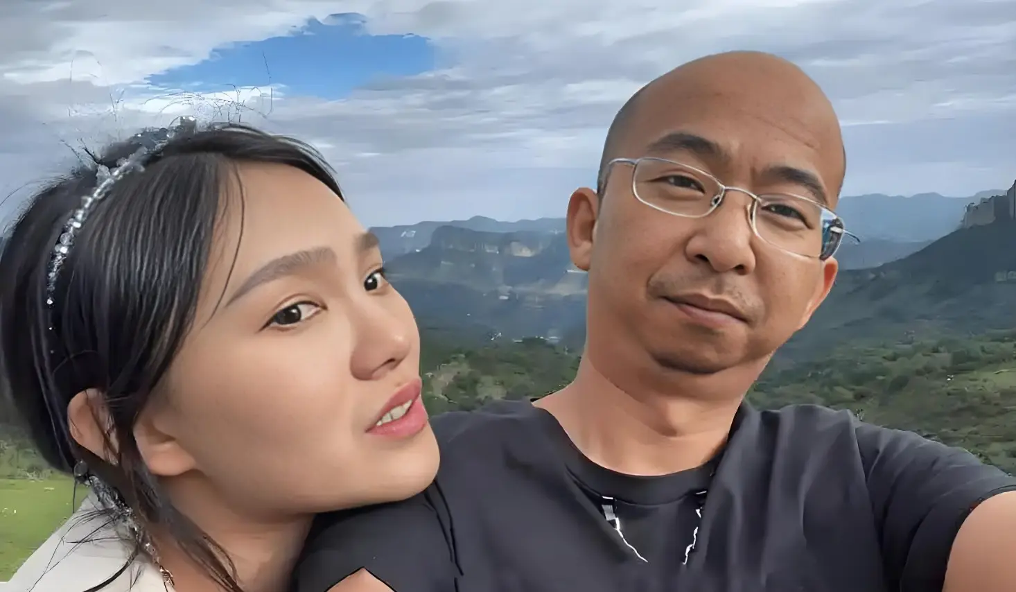 24年隐忍逆袭成亿万导演，娶美妻再度爆火