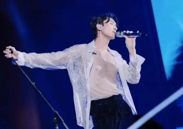 王浩信首场演唱会牵手胡杏儿，当众解释两人关系，感激18年前照顾