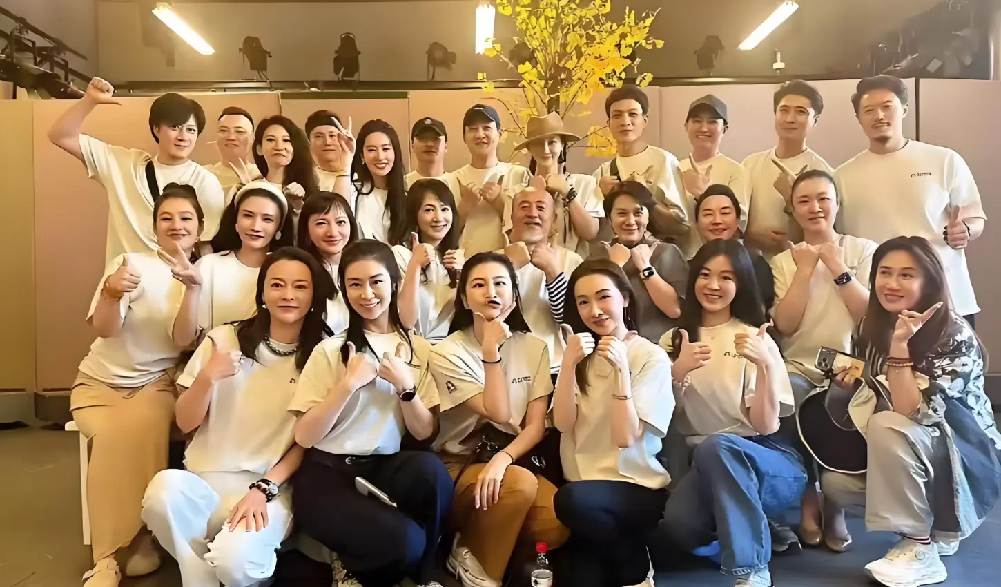 历经千帆依旧纯粹！刘亦菲同学聚会落泪，温柔教养藏不住