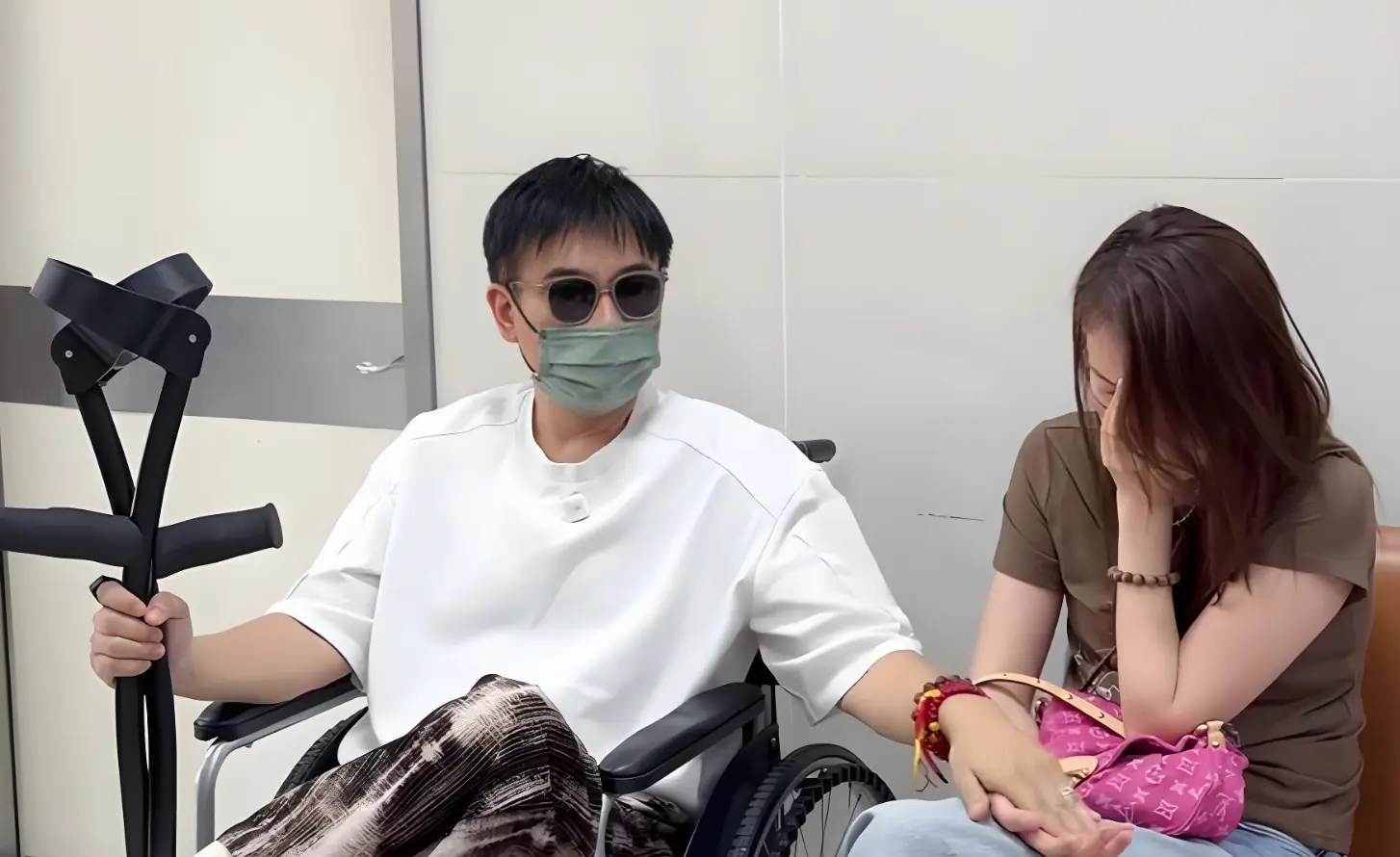 陈龙骨折复查憔悴坐轮椅，妻子掩面痛哭太心疼