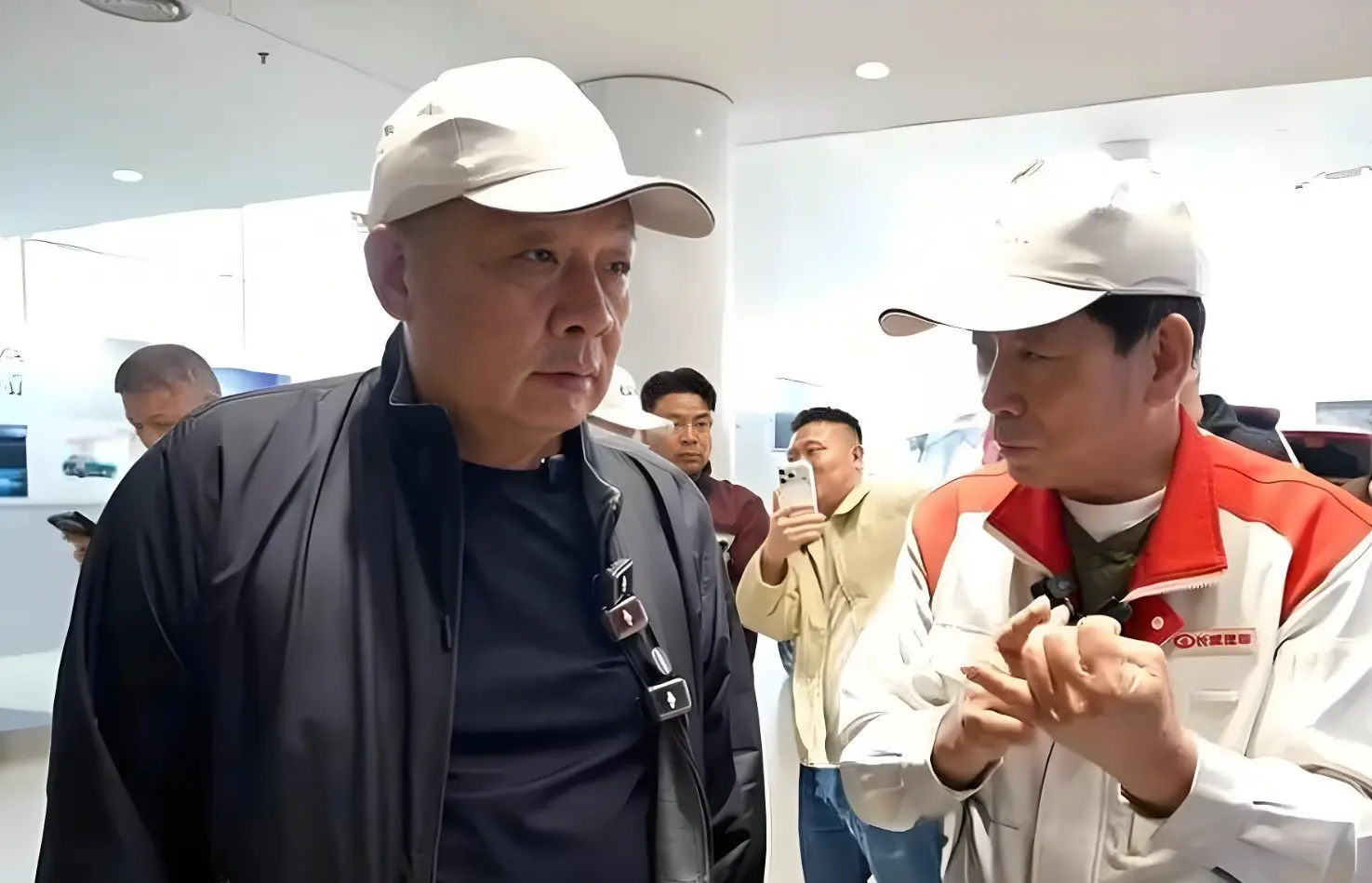 张雪酒后刷3000成榜一，醒后删视频致歉邀于东来