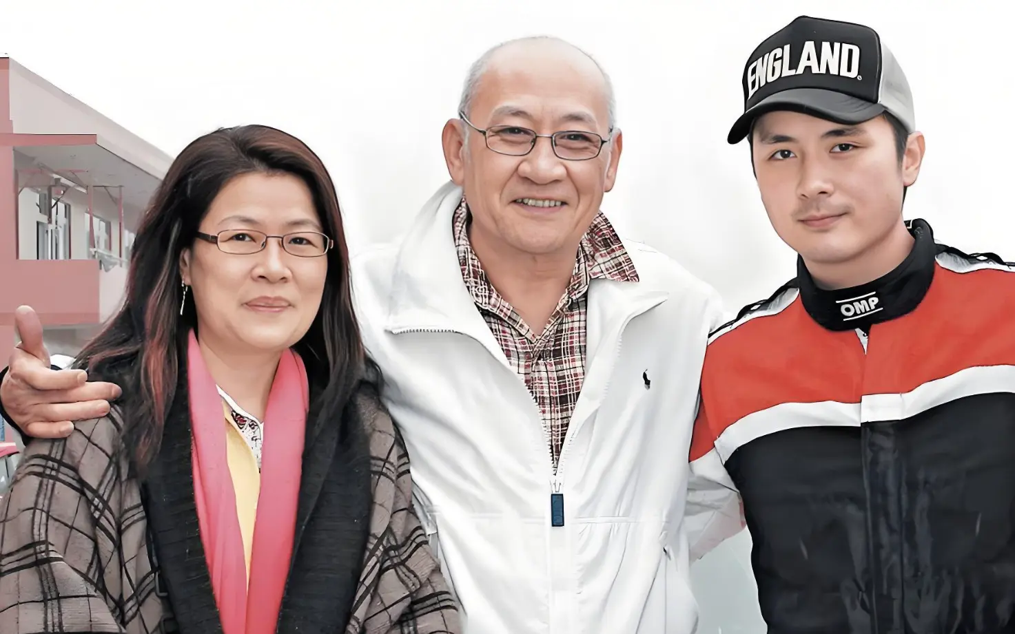 李家鼎与相伴二十年女友分手，近期家庭风波后调整生活状态