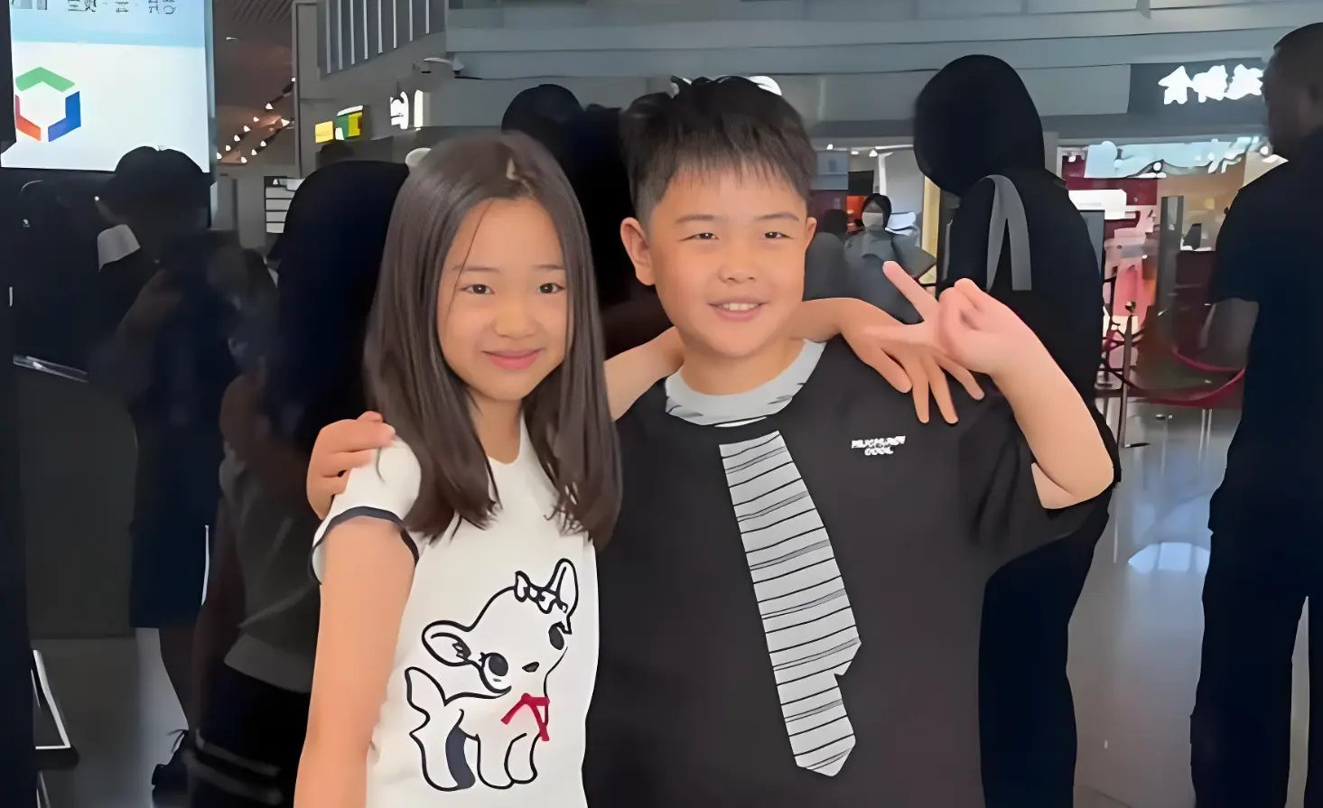 董璇女儿小酒窝佟丽娅儿子朵朵机场同框