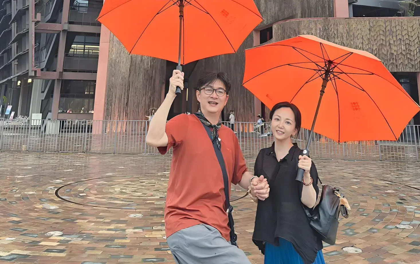 黄安63岁景德镇遇暴雨牵手伴侣