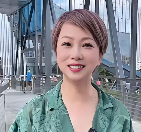 59岁“阿紫”刘玉翠近况曝光，与男友相恋35年不婚不育，活成最自在的样子