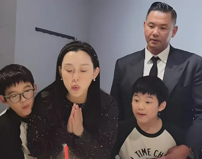 范玮琪50岁晒全家福 双胞胎儿子正脸曝光 老公争议中她选择守在家里