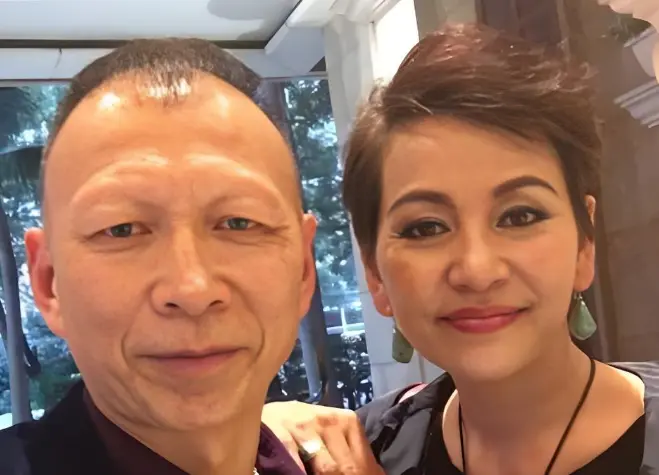 59岁反派演员李明戏里招人恨，戏外宠妻三十年，两个女儿都像妈妈