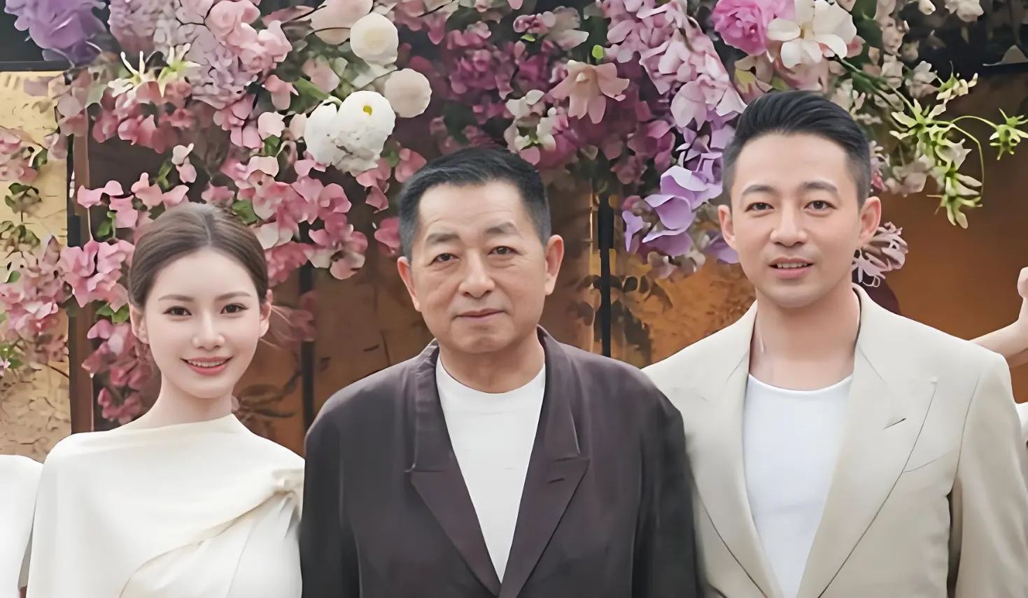 金锁藏平安！汪家百日宴全员和睦，弥补多年风波遗憾