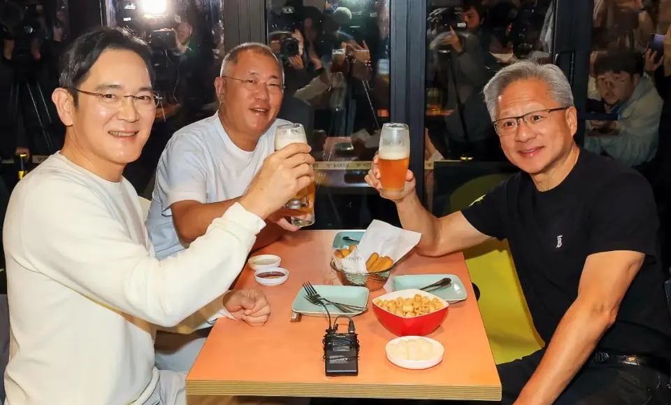 访韩行程名场面！黄仁勋炸鸡店偶遇妻子顺势亲吻