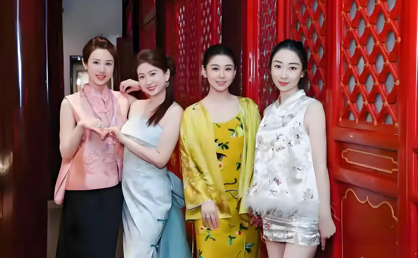 李小萌为闺蜜庆生，岁月美感十足