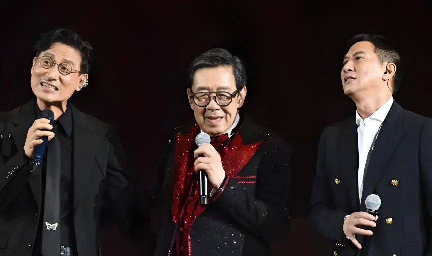 94岁胡枫红馆开唱，张家辉跑调版忘情水成了全场最佳