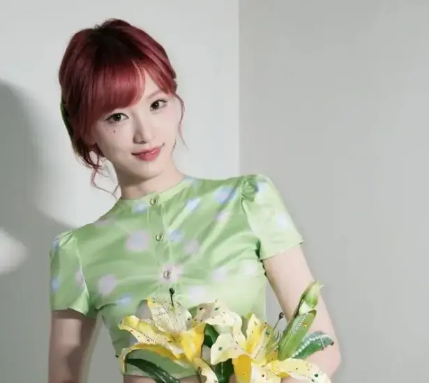 黄灿灿穿绿色露腰裙被赞绿灿灿，从焦虑小肚子到坦然秀出曲线