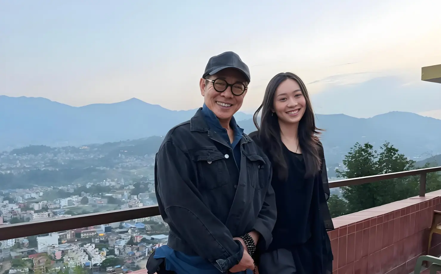 新加坡偶遇李连杰，身形发福但身体彻底好转