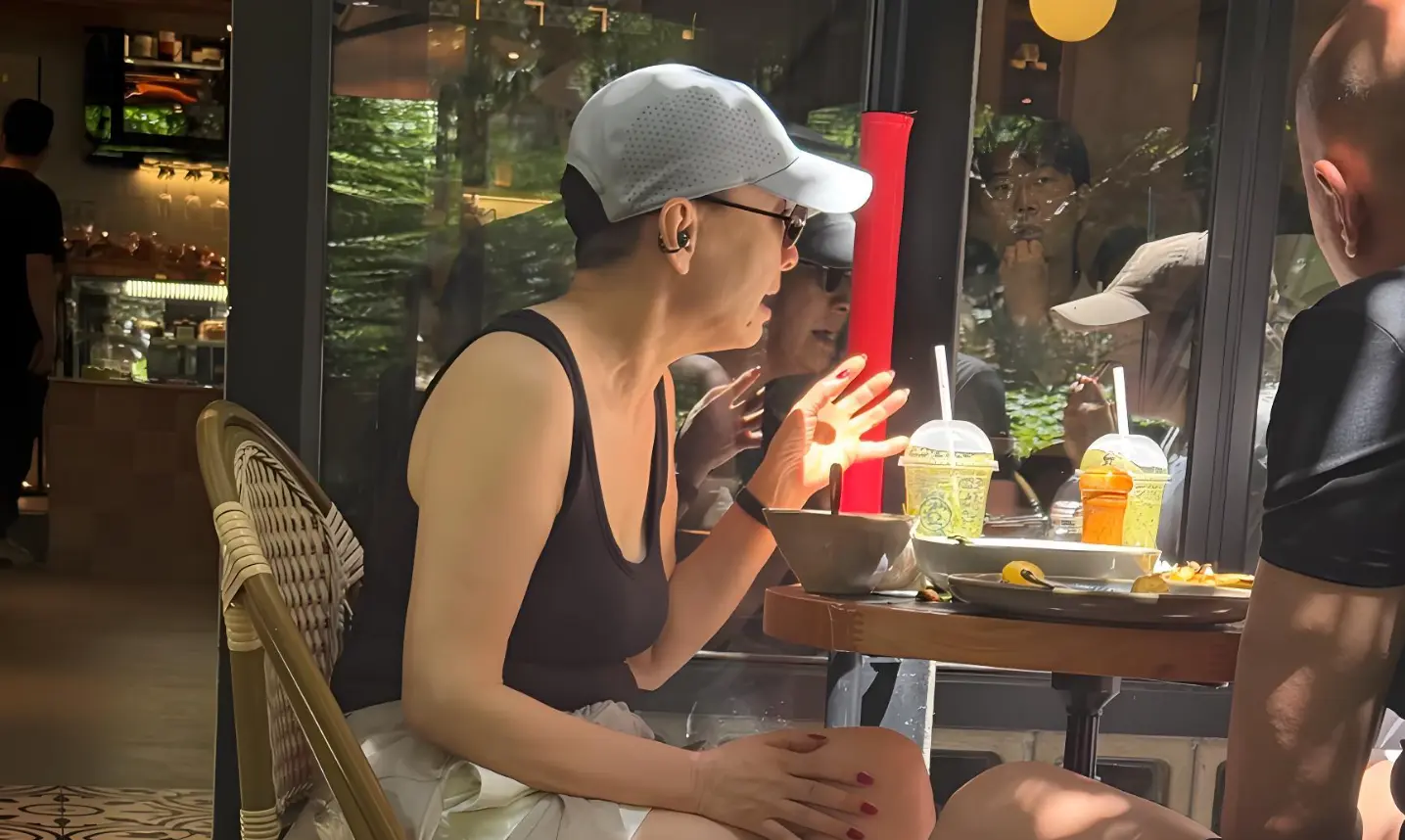 彻底息影！65岁宋丹丹街头素颜逛街太随性