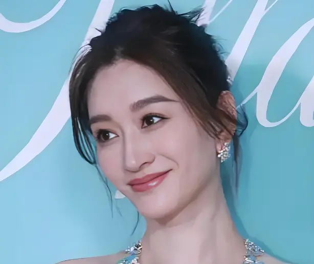 李小冉发“我不配”秒删上热搜，网友说她输了体面，可谁在意她累不累