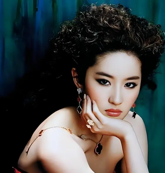 向太点赞刘亦菲是“富养女儿”天花板，其实我们都误解了“富养”