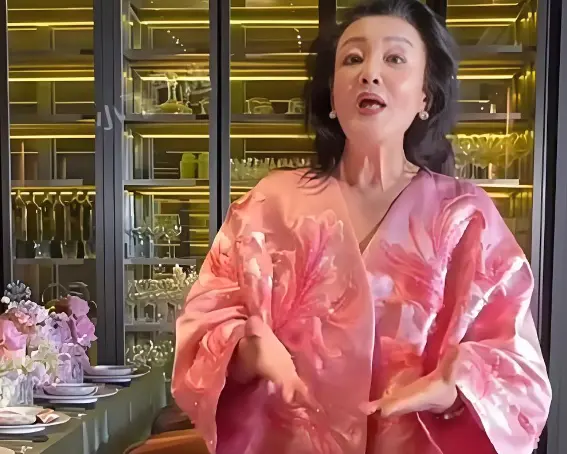 汪吉辰百日宴，张兰穿粉色撑场，汪家这台戏终于不吵了