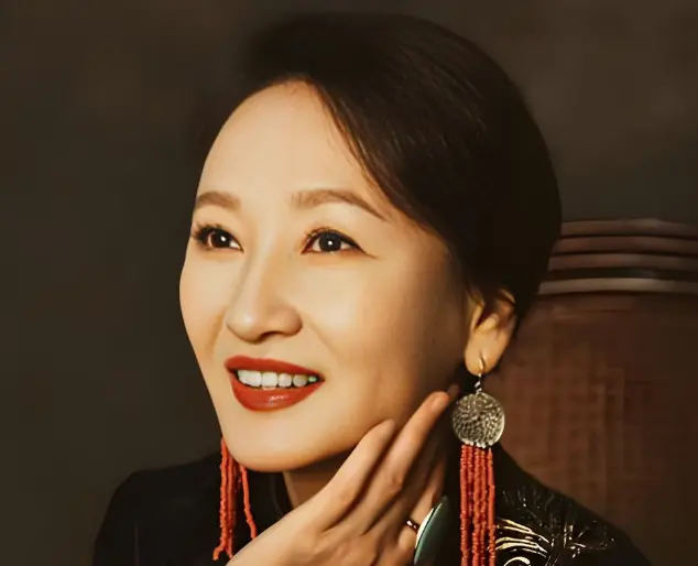 64岁哈斯高娃近况曝光，与腾格尔离婚30年，如今一个人过日子引唏嘘