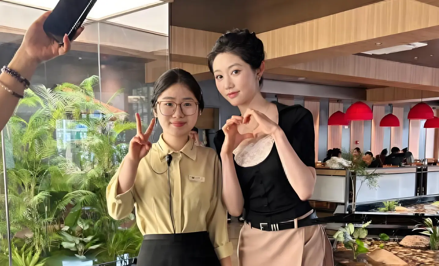 岳雨婷横店路透被骂糊脸？只是片场妆造+高强度拍戏