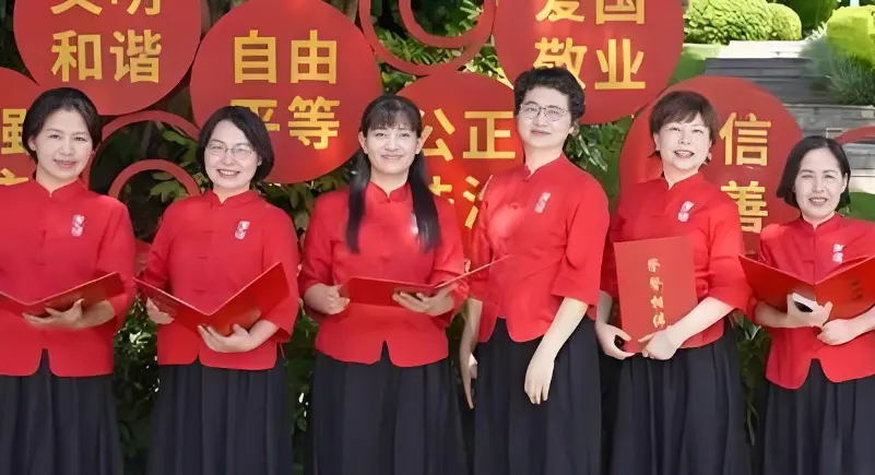 一群40岁大姐在云台花园突然开嗓，这场红色快闪把游客看愣了