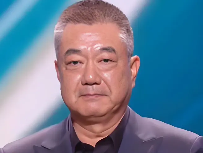 董勇捧起白玉兰最佳男配角奖杯：这几步路走了三年，这回没有遗憾了