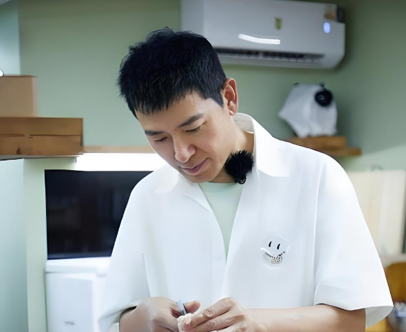 黄晓明考博缺席《中餐厅》首营业，王俊凯独挑大梁，瞿颖戴军神助力