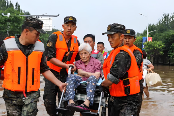 超8000人投入广西抗洪，风雨中这些身影让人心安
