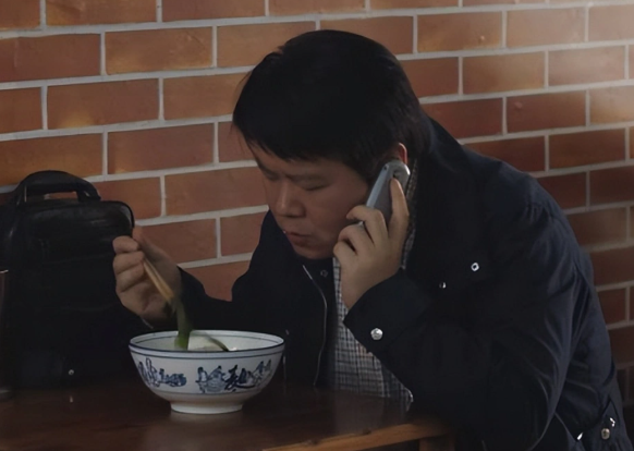 难以下咽就别演吃戏了，岳云鹏一出场，给内娱假吃明星上了一课