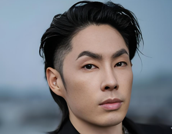 吴建豪重庆音乐节话筒失灵！自己不知情仍卖力唱，台下狂喊“瓦特了”