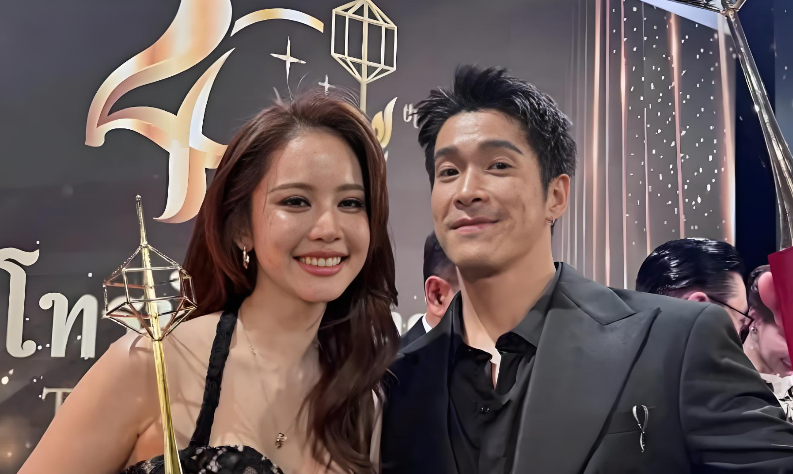 Bow&Alek颁奖礼双双封帝后，官宣五年恋情