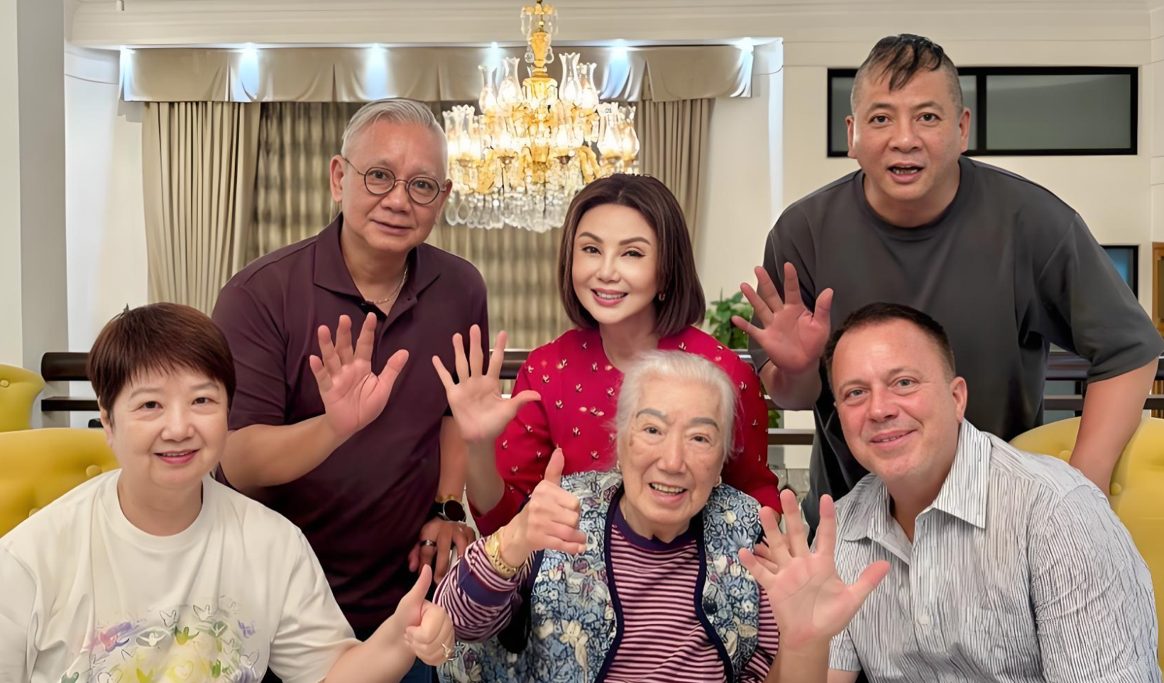 林孝贤45岁生日家宴，百岁林老太罕见现身稳坐C位