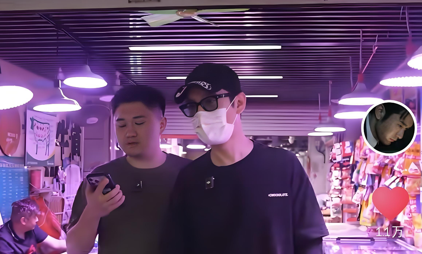 黄晓明回青岛不搞排场，在食堂忙一天为老人做热饭