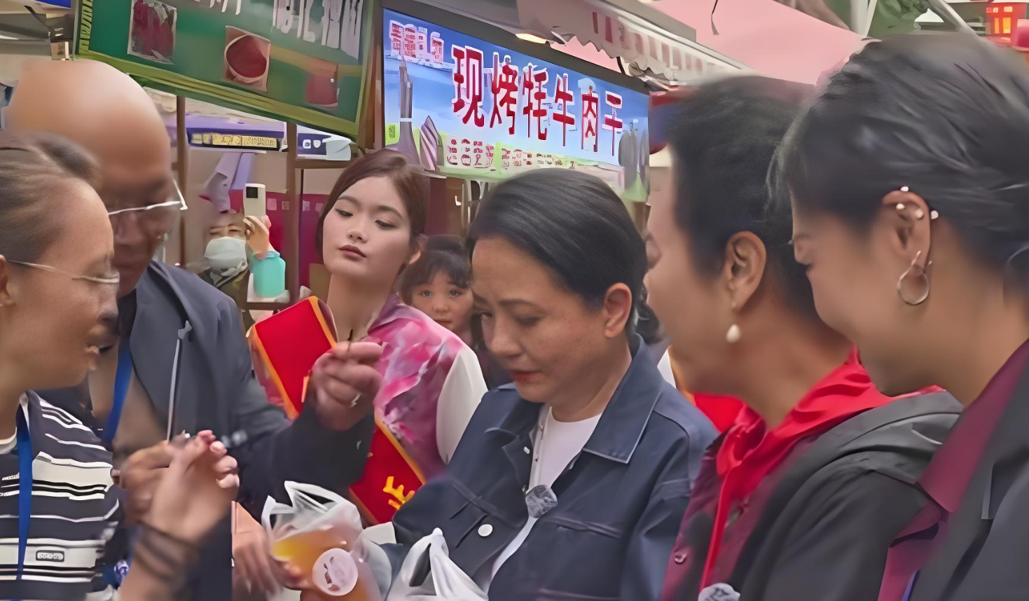 王丽云陶慧敏西宁同框，百岁组合气质吊打同龄人