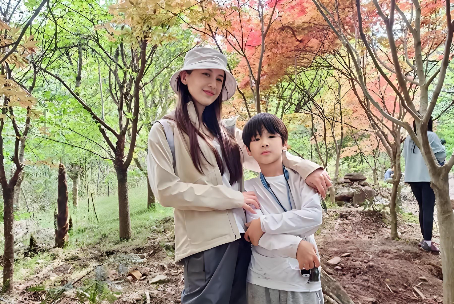 黄圣依带娃进山挖笋，温柔陪伴尽显亲子温情