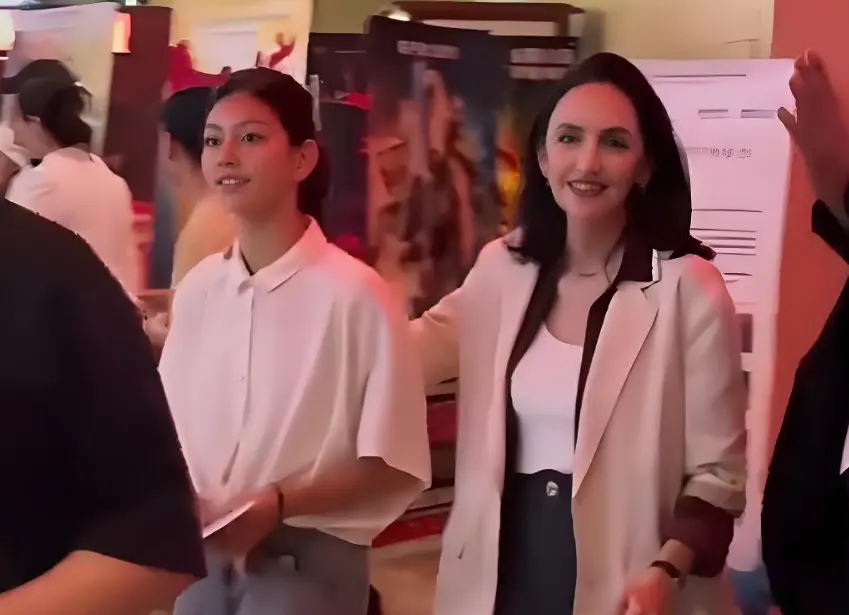 刘烨女儿霓娜首映礼惊艳亮相，褪去童颜长成清冷高挑少女！