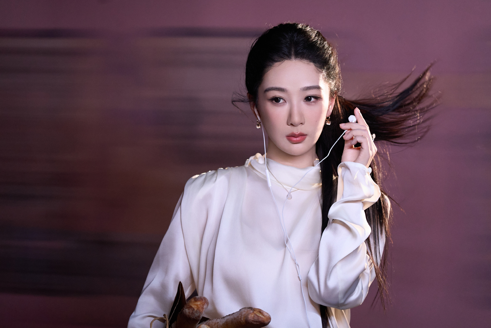 杨紫幕后写真上新，白衬衫造型解锁多样魅力