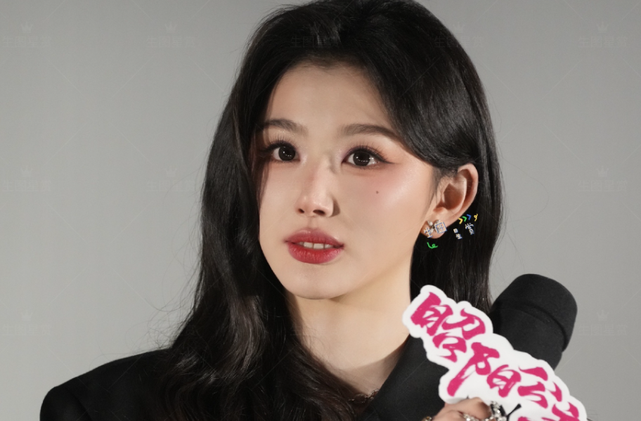 孔雪儿黑西装短裙亮相剧宣，白皙发光长腿又 A 又飒！